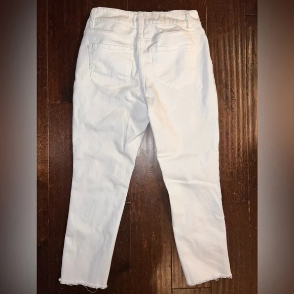 White mid-rise jeans with a distressed look on the bottom - Picture 3 of 3